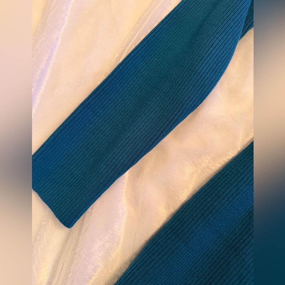 Elegant Blue Knit Dress - Picture 10 of 11